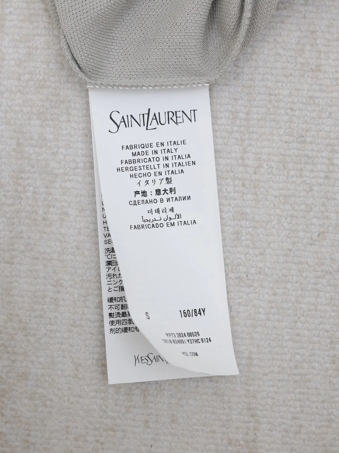 P270 Saint Lauren*/Saint Laurent's new YSL logo embroidered POLO shirt. Customized pique fabric, 98 cotton 2 spandex, weight 270 grams. Imported machine embroidery technology, using advanced computer control system and precision mechanical components. The overall wiring is straight and delicate, and the fabric is comfortable and soft. The color is consistent and has no color difference. It can be matched with the same style to create a fashionable look. It can handle various occasions, customized accessories, and three complete sizes. Size: S/M/L